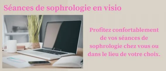 Ordinateur portable ouvert sur un bureau clair, entre une plante verte, une tasse blanche, des carnets et un smartphone